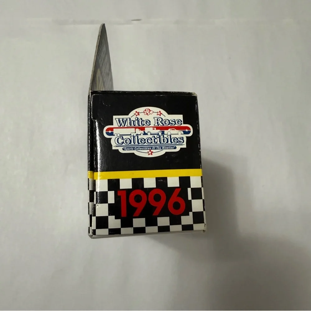 Matchbox Racing Superstars Limited Edition Car 1996 Jeff Gordon #24 Dupont 1:64